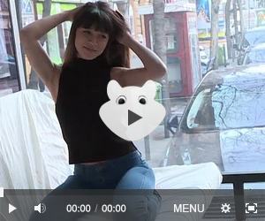 Babes Porno vom 2017-08-20 - Mona Kim gives a Facefucking Blowjob in Public