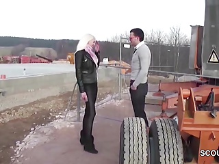 Geiler Teeny mit dicken Titten laest sich von Fremden Ficken - Bild 2